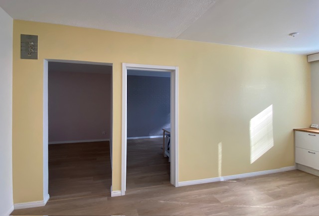 Keltainen keittiön seinä