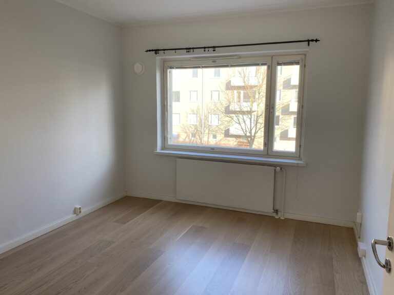 tasoitettu ja maalattu lasikuitutapetti